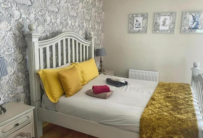 Трехместный Номер Стандарт с Балконом, Dulrush Lodge Guest House, Restaurant And Self Catering