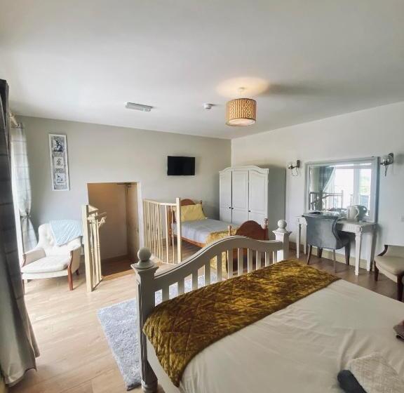 غرفة قياسية ثلاثية مزودة بشرفة, Dulrush Lodge Guest House, Restaurant And Self Catering