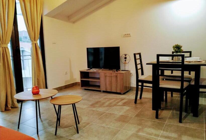 سوئیت با بالکن, Rooms & Apartments Vukasović