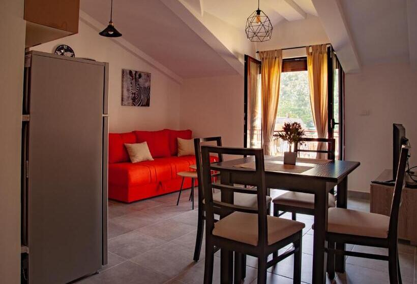 سوئیت با بالکن, Rooms & Apartments Vukasović