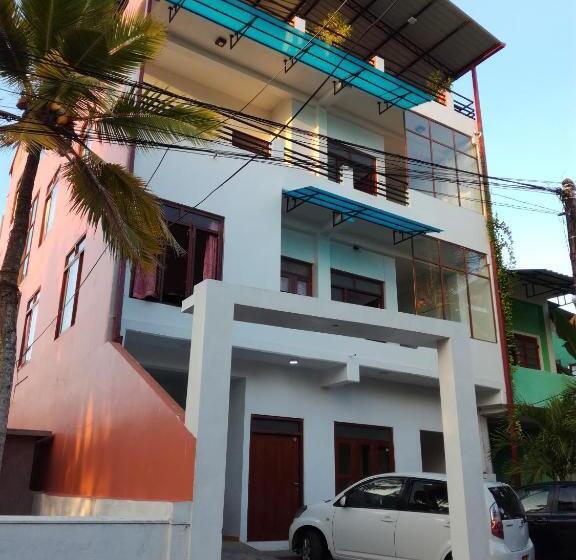 חדר משפחתי, Saga Home