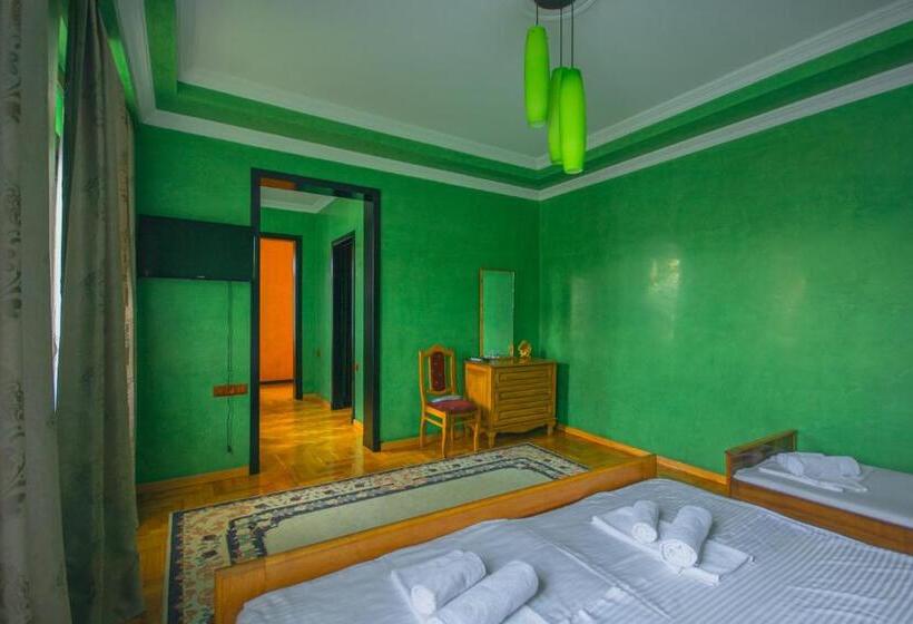 اتاق خانوادگی با چشمانداز باغ, Sister's Warm Guest House