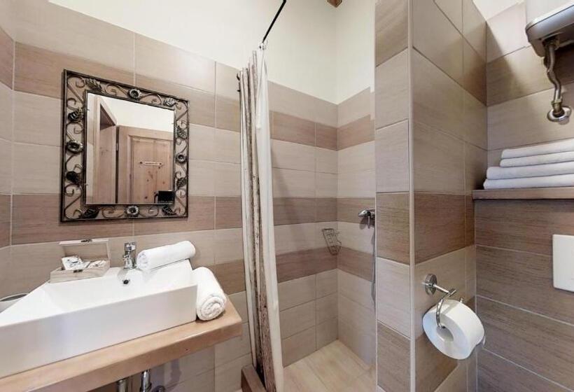 スタンダード4人部屋, Tóth Vendégház és Apartmanház újfehértó