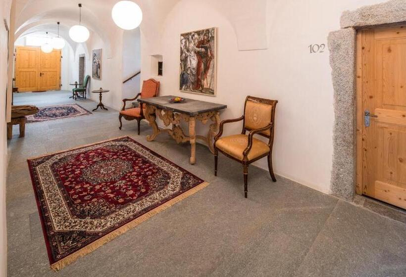 דירת חדר, Residence Traube