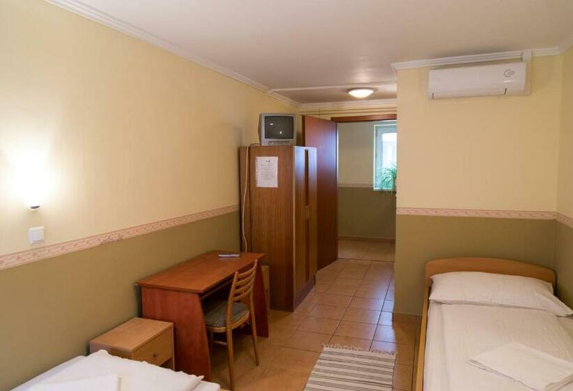 חדר סטנדרט לשלושה, Taverna Panzió