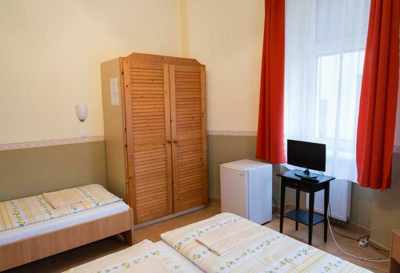 חדר סטנדרט לשלושה, Taverna Panzió