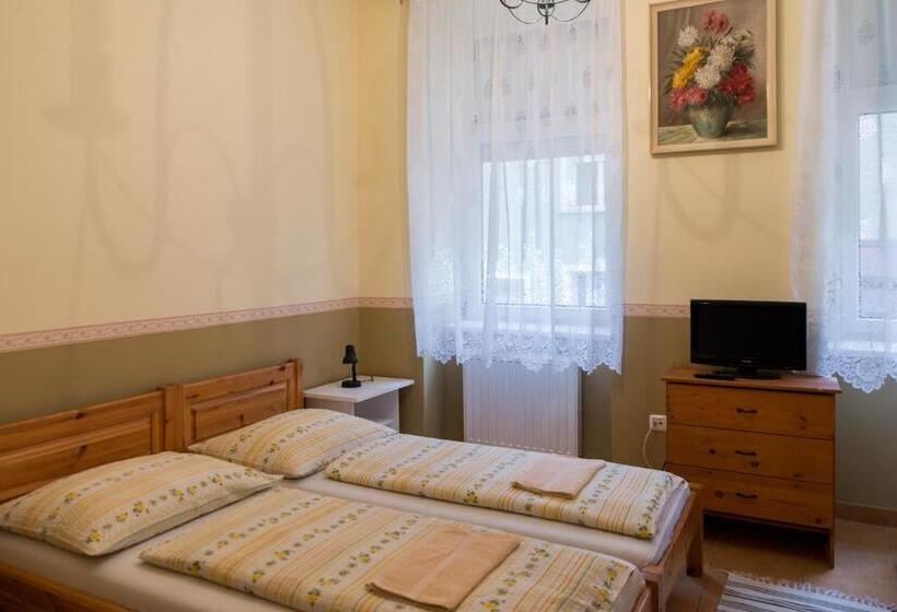 חדר משפחתי, Taverna Panzió