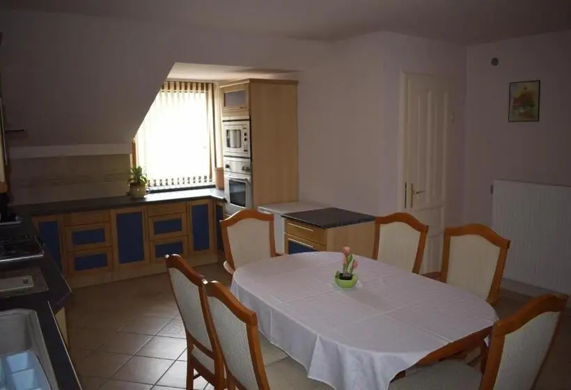 استودیوی استاندارد, Taverna Panzió