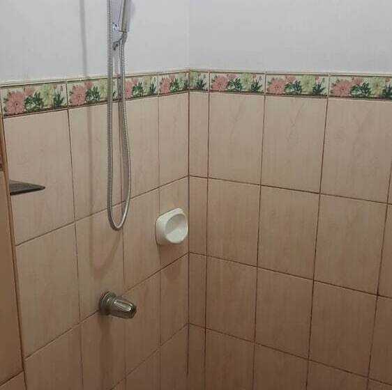 اتاق خانوادگی, Center Parkway Pension House