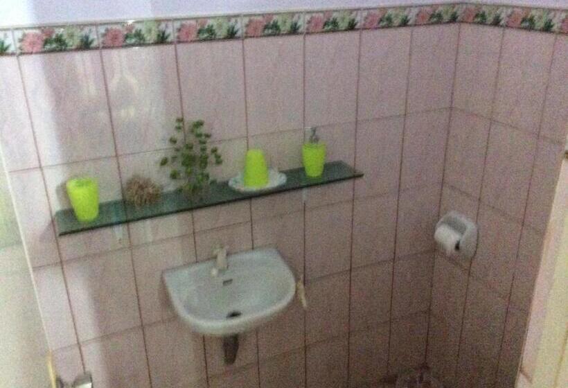 اتاق خانوادگی, Center Parkway Pension House