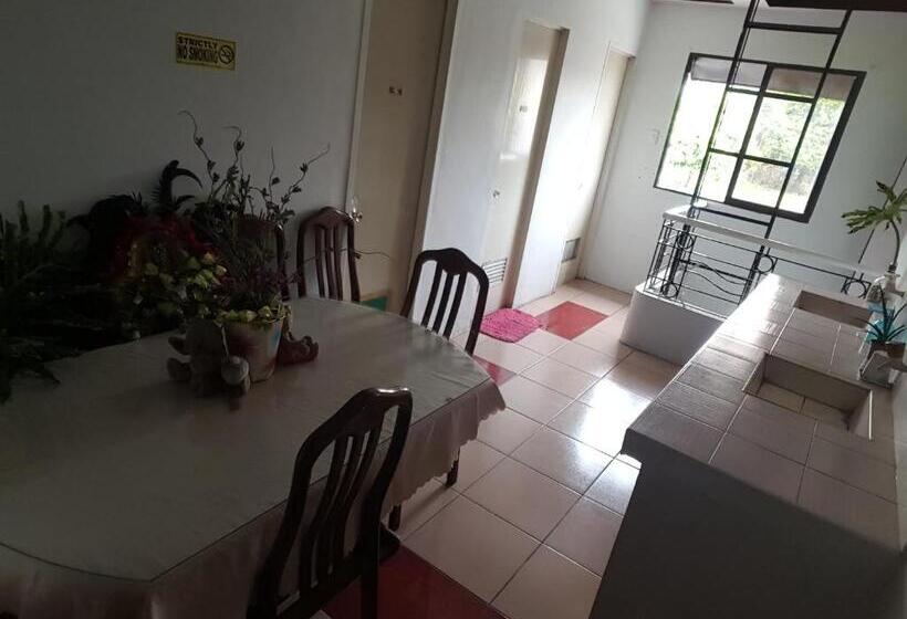 اتاق اکونومی, Center Parkway Pension House