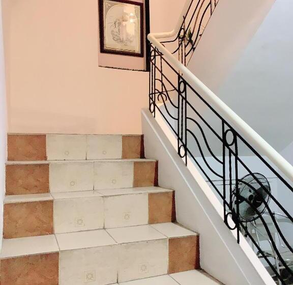 اتاق خانوادگی, Center Parkway Pension House