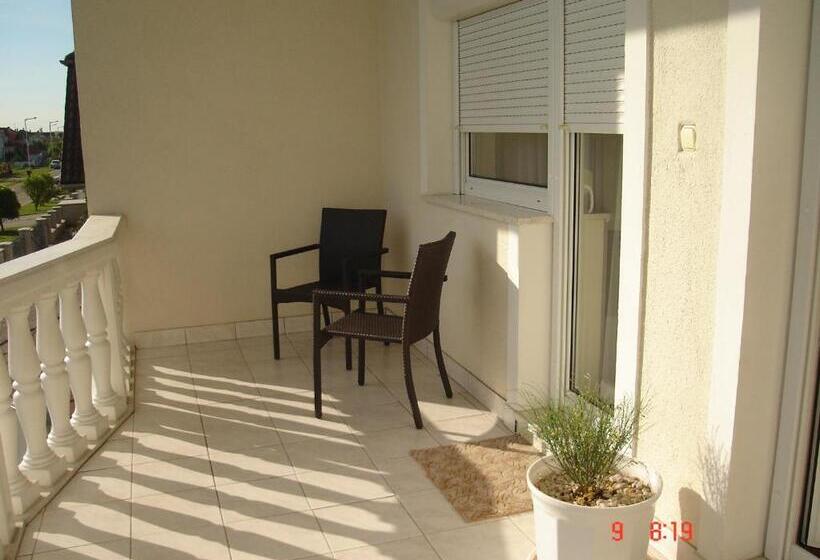 غرفة قياسية مزوَّدة بتراس, Csabai Vendégház