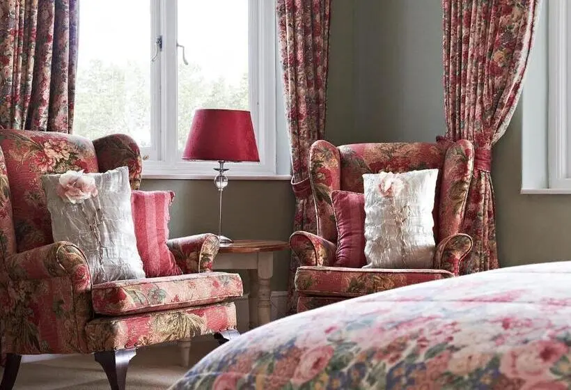 Suite with lake view, Parkes Manor