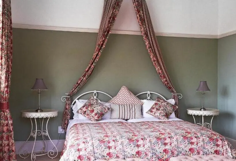 Suite with lake view, Parkes Manor