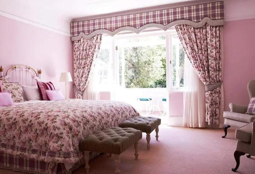 Suite with lake view, Parkes Manor