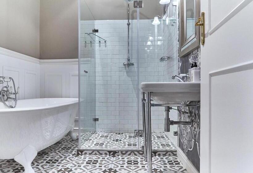Suite with lake view, Parkes Manor