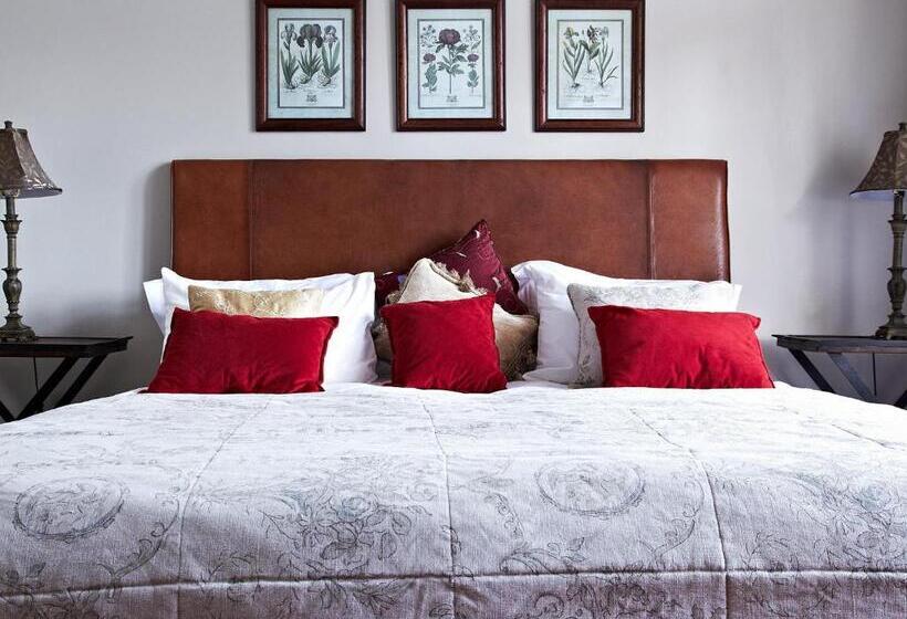 Suite with lake view, Parkes Manor