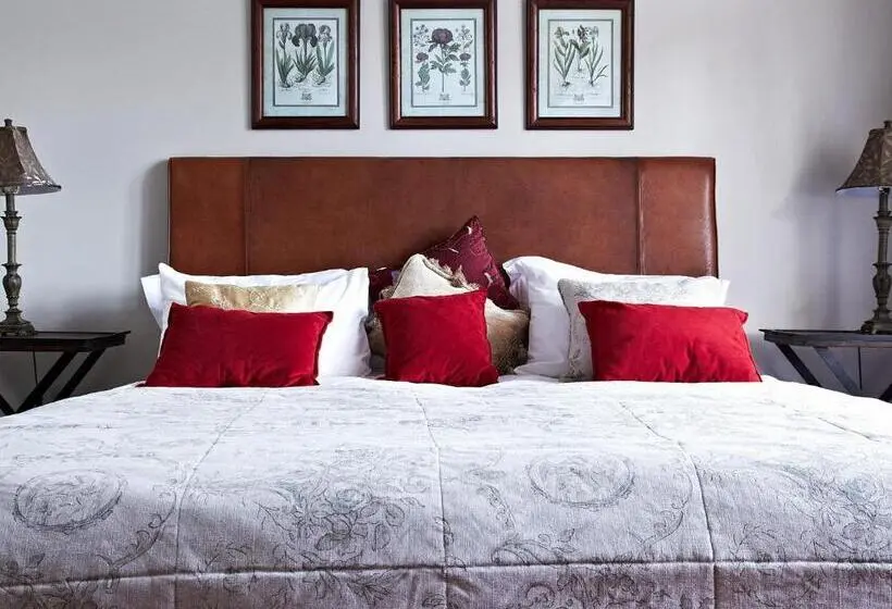 Suite with lake view, Parkes Manor