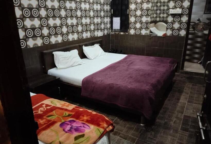 Трехместный Номер Deluxe, Shikhar Inn