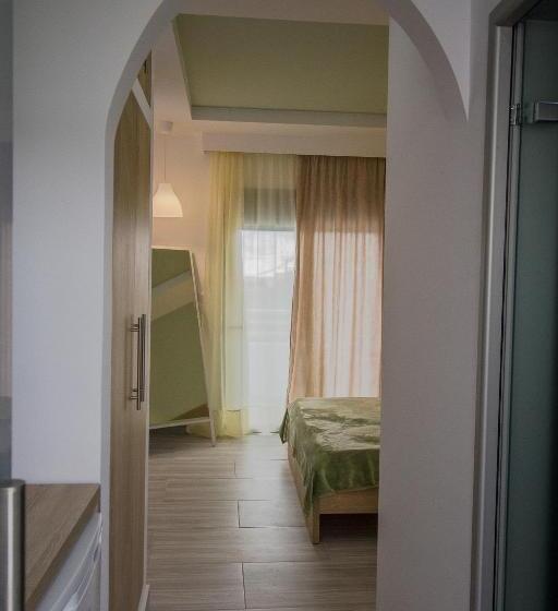 수피리어 스위트, Maroula Studios