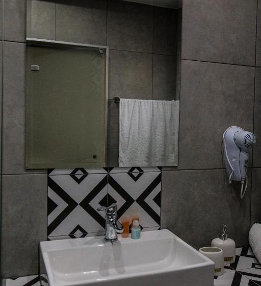 수피리어 스위트, Maroula Studios