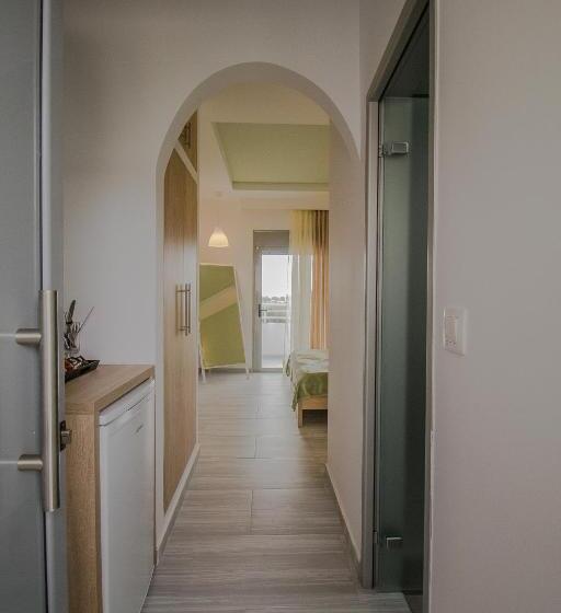 수피리어 스위트, Maroula Studios