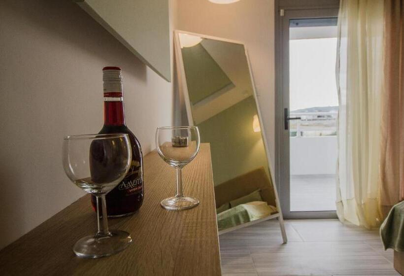 수피리어 스위트, Maroula Studios