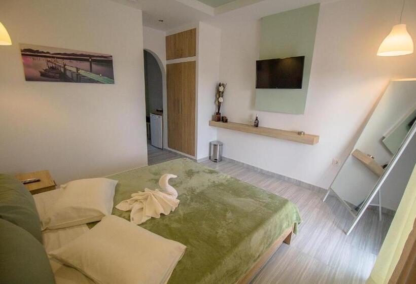 수피리어 스위트, Maroula Studios