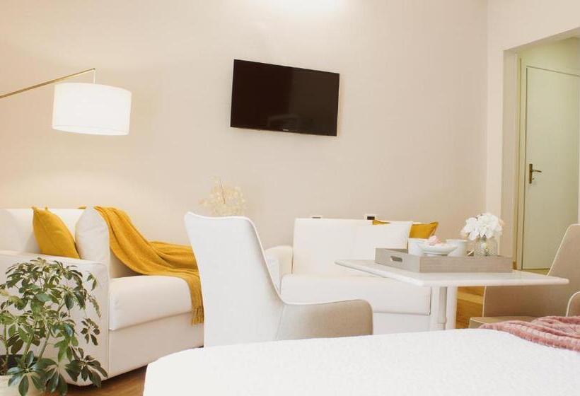 Quarto Triplo Estandar com Sacada, Accanto Al Centro B&b