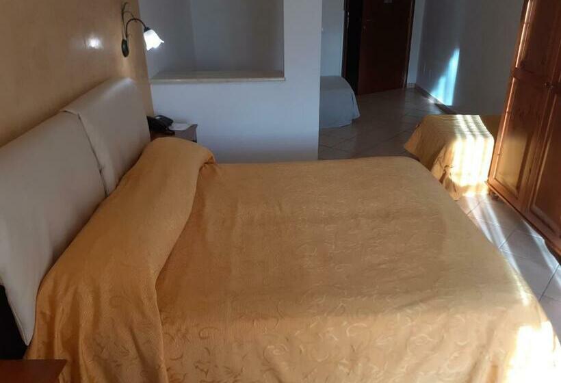 غرفة قياسية رباعية, H  Rooms La Darsena