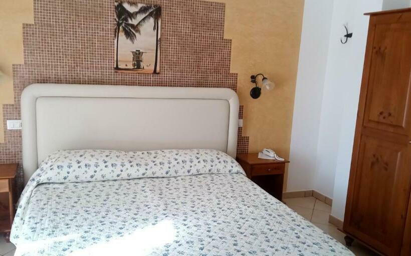 غرفة قياسية مزوَّدة بشُرفة, H  Rooms La Darsena
