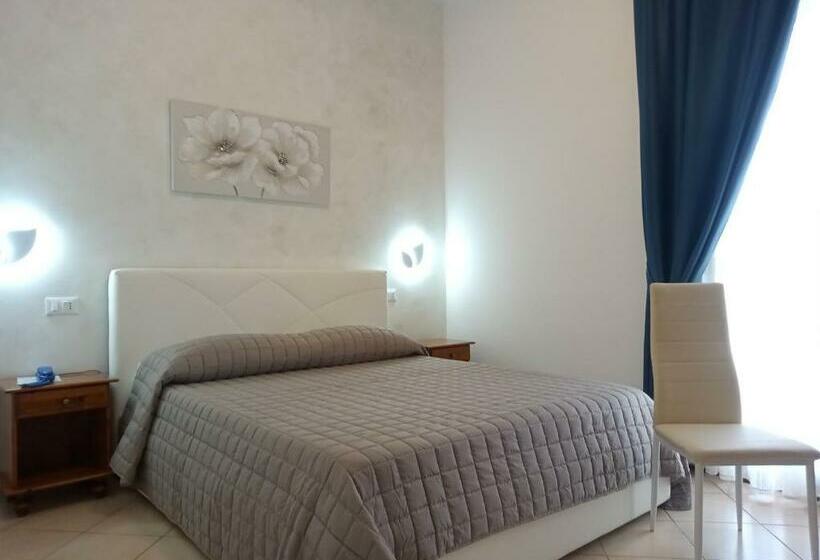 غرفة قياسية مزوَّدة بشُرفة, H  Rooms La Darsena