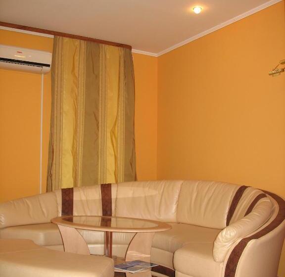 غرفة عائلية, Premier Club