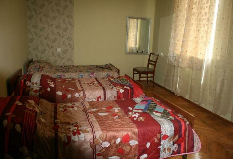 تختخواب در اتاق مشترک, Guest House Lviv грузия