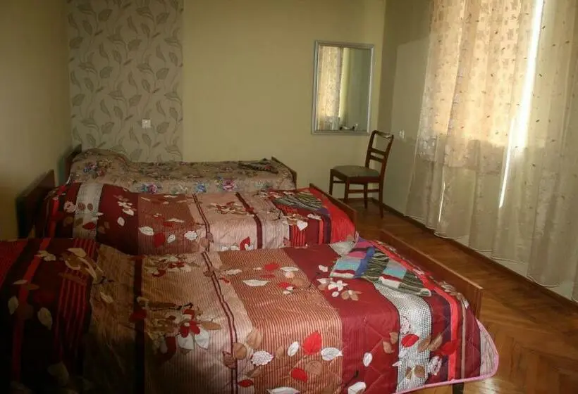 تختخواب در اتاق مشترک, Guest House Lviv грузия