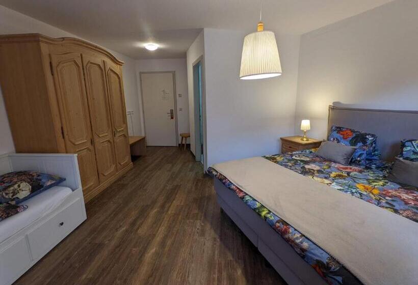 חדר סטנדרט לשלושה, Beau Séjour