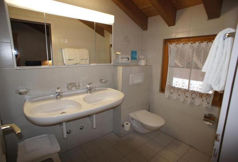 חדר סטנדרט לשלושה, Beau Séjour