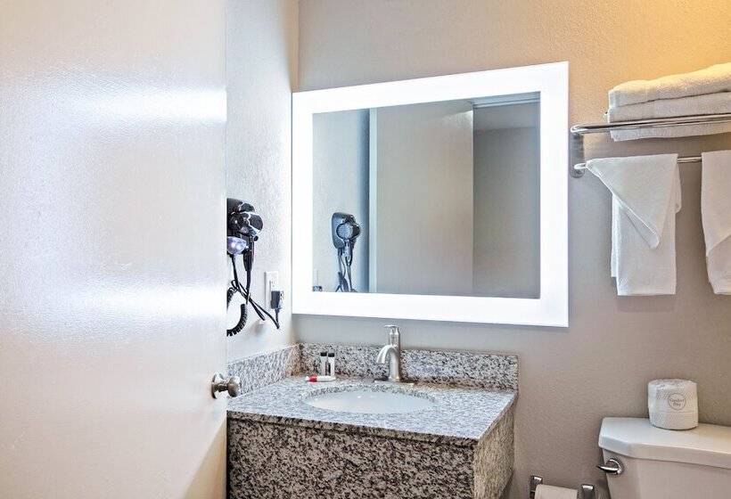 带2个双人床的标准工作室, Days Inn By Wyndham Augusta / Fort Eisenhower