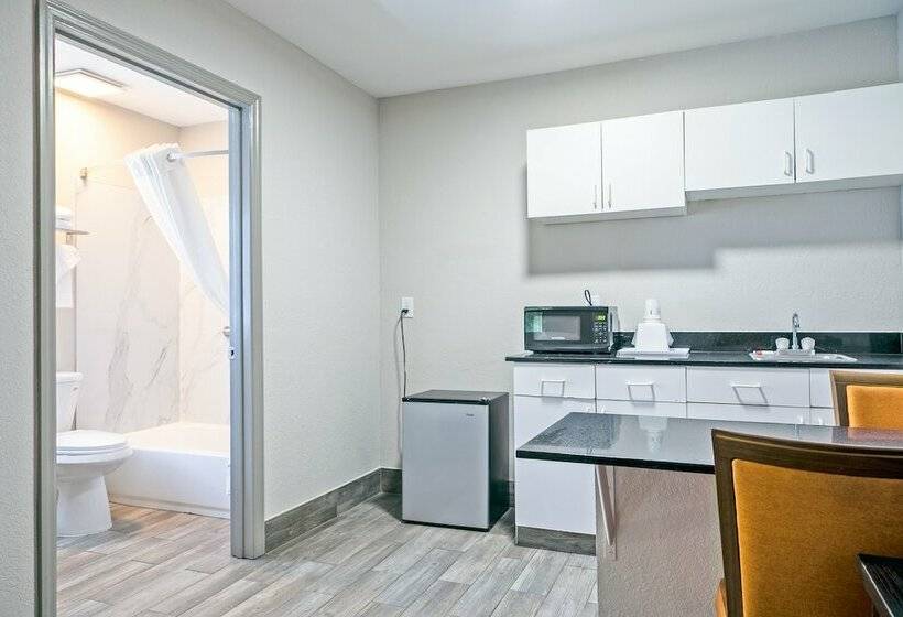 带2个双人床的标准工作室, Days Inn By Wyndham Augusta / Fort Eisenhower