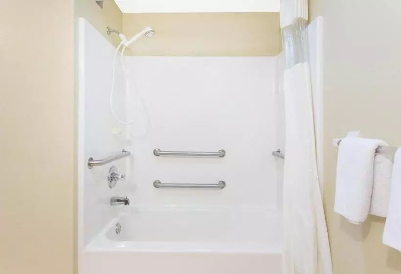 身障者適用キングサイズベッドルーム, Days Inn By Wyndham Phenix City Near Fort Moore