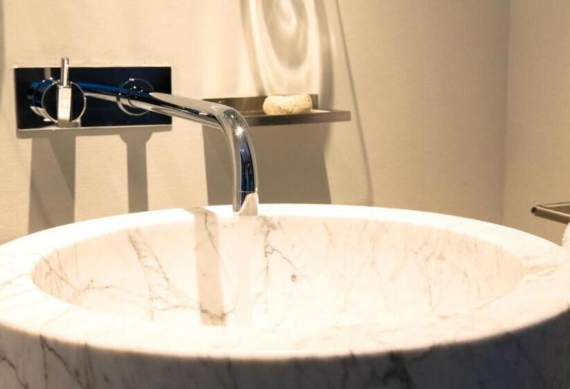 סוויטת ג'וניור, Marina Lachen