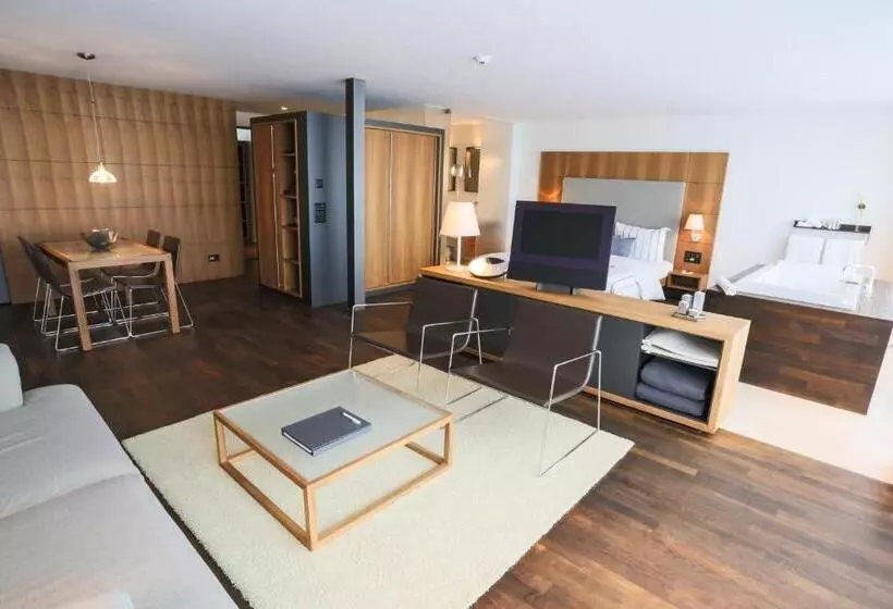Suite, Marina Lachen