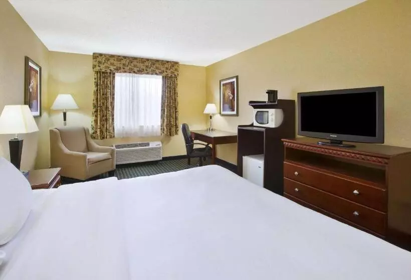 キングサイズベッドのスタンダードルーム, Quality Inn Marshall Near I69