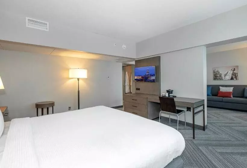 سوئیت با تخت بزرگ, State House Inn