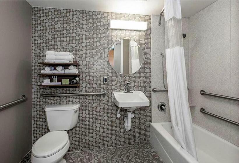 חדר דלוקס מותאם לאנשים עם מוגבלויות, State House Inn