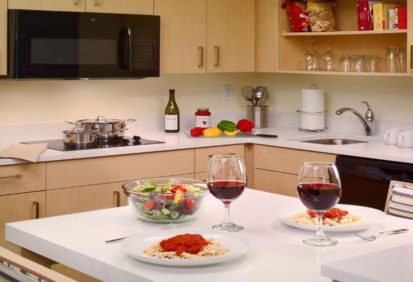 מיטת קינג בסוויטה, Staybridge Suites Burlington   Boston, An Ihg