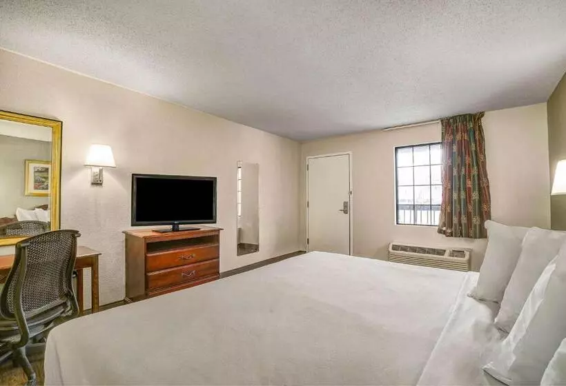 身障者適用キングサイズベッドルーム, Motel 6 Lester   Philadelphia Airport