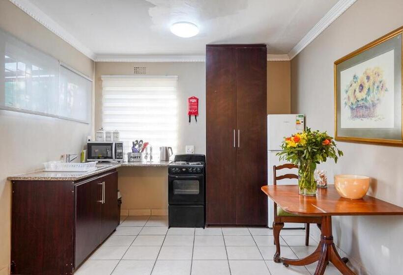 Апартаменты 1 Спальня Вид на Сад, Villa Le View Guesthouse