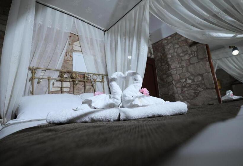 חדר דלוקס, Hanna Koumi Boutique